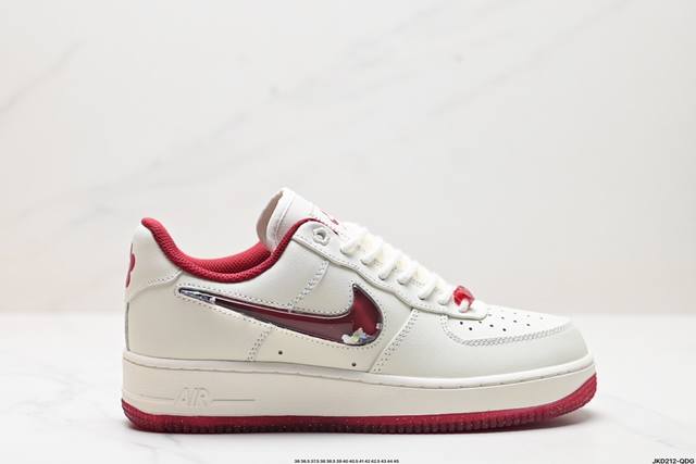 公司级耐克nike Air Force 1‘07 空军一号低帮百搭休闲运动板鞋。柔软、弹性十足的缓震性能和出色的中底设计，横跨复古与现代的外型结合，造就出风靡全