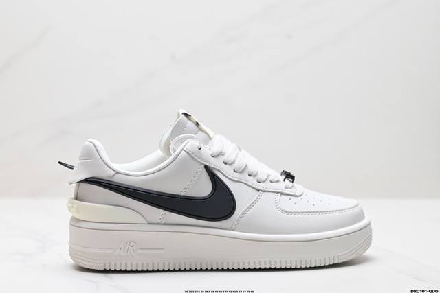 真标ambush X Nk Air Force 7 Low Sp 空军一号联名标志性的swoosh延伸至鞋跟之外 鞋舌和鞋垫上印有ambush品牌标志 整体简约