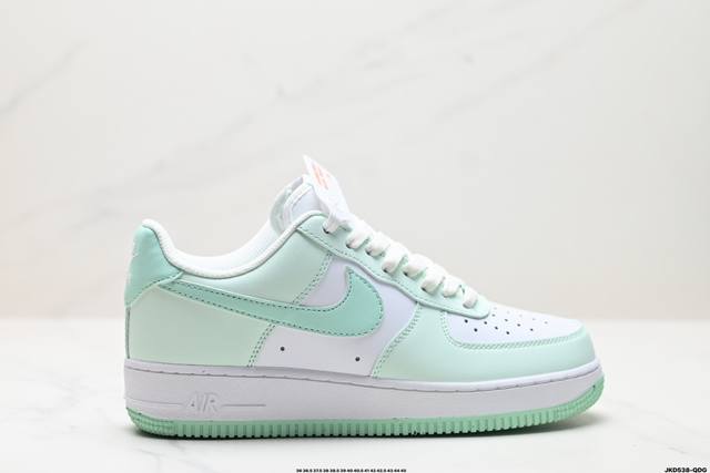 公司级耐克nike Air Force 1‘07 空军一号低帮百搭休闲运动板鞋。柔软、弹性十足的缓震性能和出色的中底设计，横跨复古与现代的外型结合，造就出风靡全