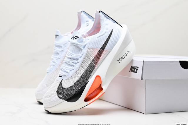 公司级新品发布 Nike Air Zoom Alphafly Next%整体采用前作的设计语言，并且对后者的细节进行升级，马拉松和长距离路跑的性能极限设计而生。