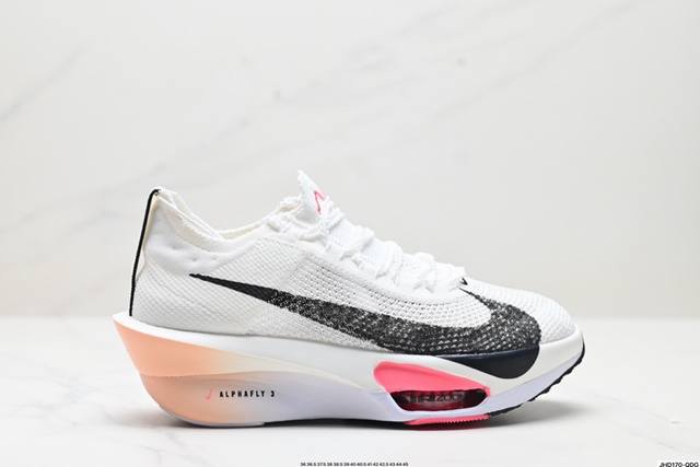 公司级新品发布 Nike Air Zoom Alphafly Next%整体采用前作的设计语言，并且对后者的细节进行升级，马拉松和长距离路跑的性能极限设计而生。