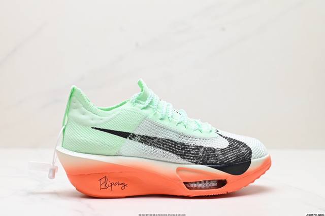 公司级新品发布 Nike Air Zoom Alphafly Next%整体采用前作的设计语言，并且对后者的细节进行升级，马拉松和长距离路跑的性能极限设计而生。