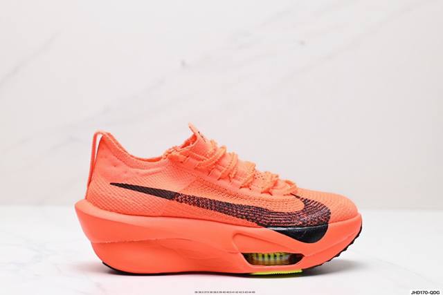 公司级新品发布 Nike Air Zoom Alphafly Next%整体采用前作的设计语言，并且对后者的细节进行升级，马拉松和长距离路跑的性能极限设计而生。