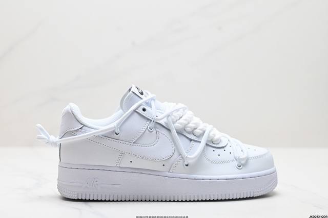 公司级耐克nike Air Force 1‘07 空军一号低帮百搭休闲运动板鞋。柔软、弹性十足的缓震性能和出色的中底设计，横跨复古与现代的外型结合，造就出风靡全