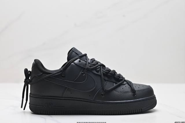 公司级耐克nike Air Force 1‘07 空军一号低帮百搭休闲运动板鞋。柔软、弹性十足的缓震性能和出色的中底设计，横跨复古与现代的外型结合，造就出风靡全