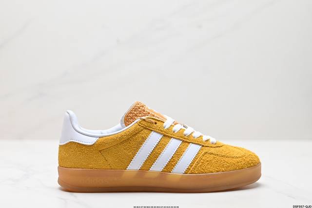 真标阿迪达斯adidas Originals Gazelle Indoor 三叶草复古防滑耐磨低帮板鞋 鞋款采用柔软的绒面革和耐用的皮革衬里融合在橡胶外底上！