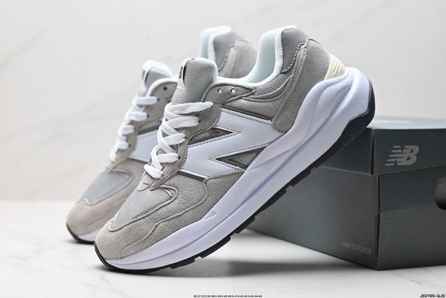 公司级new Balance Nb5740系列 凭借多种严选的优质素材重塑出让人耳目一新又充满层次感的革新中低结构。为呼应90年代的巨大化潮流，鞋侧也点题采用了