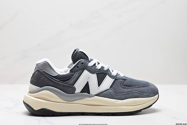 公司级new Balance Nb5740系列 凭借多种严选的优质素材重塑出让人耳目一新又充满层次感的革新中低结构。为呼应90年代的巨大化潮流，鞋侧也点题采用了