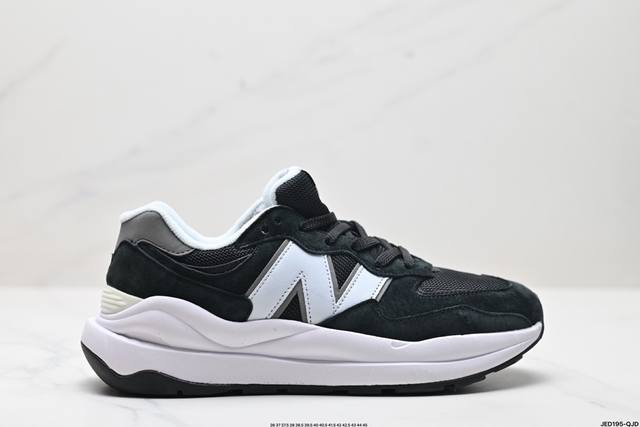 公司级new Balance Nb5740系列 凭借多种严选的优质素材重塑出让人耳目一新又充满层次感的革新中低结构。为呼应90年代的巨大化潮流，鞋侧也点题采用了