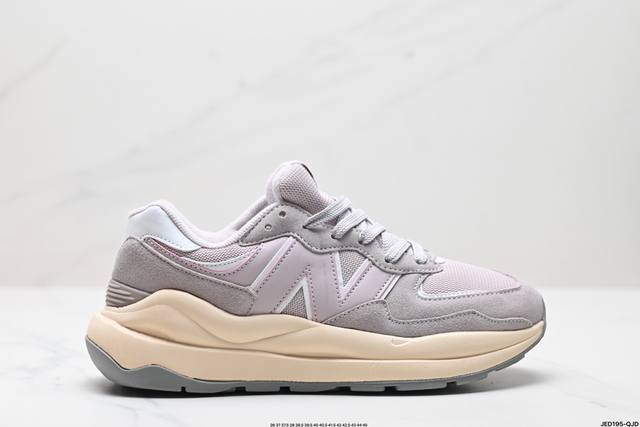 公司级new Balance Nb5740系列 凭借多种严选的优质素材重塑出让人耳目一新又充满层次感的革新中低结构。为呼应90年代的巨大化潮流，鞋侧也点题采用了