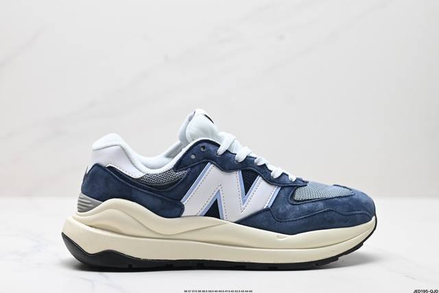 公司级new Balance Nb5740系列 凭借多种严选的优质素材重塑出让人耳目一新又充满层次感的革新中低结构。为呼应90年代的巨大化潮流，鞋侧也点题采用了