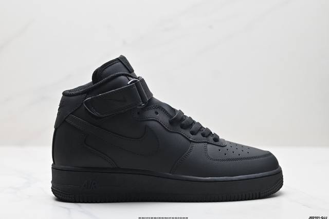 公司级耐克nike Air Force 1 Mid 07 空军一号中帮百搭休闲运动板鞋。柔软、弹性十足的缓震性能和出色的中底设计，横跨复古与现代的外型结合，造就