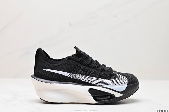 公司级新品发布 Nike Air Zoom Alphafly Next%整体采用前作的设计语言，并且对后者的细节进行升级，马拉松和长距离路跑的性能极限设计而生。