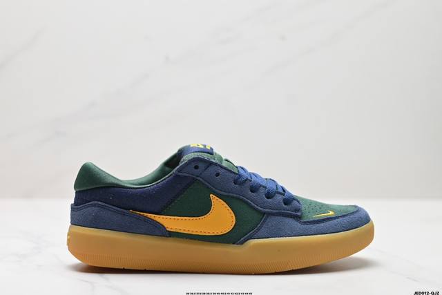 公司级耐克nike Sb Force 58低帮休闲板鞋 是一款将前沿创新带入街头的单品，它具有硫化杯底，具有出色的耐用性和灵活性。使用帆布和绒面革，在饰面上放置