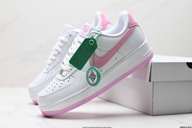 公司级耐克nike Air Force 1’07 空军一号低帮百搭休闲运动板鞋。柔软、弹性十足的缓震性能和出色的中底设计，横跨复古与现代的外型结合，造就出风靡全