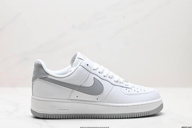 公司级耐克nike Air Force 1’07 空军一号低帮百搭休闲运动板鞋。柔软、弹性十足的缓震性能和出色的中底设计，横跨复古与现代的外型结合，造就出风靡全