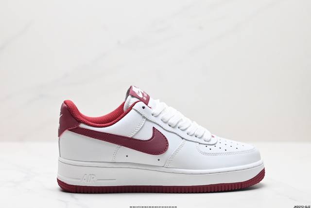 公司级耐克nike Air Force 1’07 空军一号低帮百搭休闲运动板鞋。柔软、弹性十足的缓震性能和出色的中底设计，横跨复古与现代的外型结合，造就出风靡全