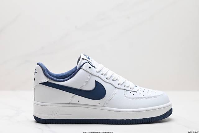 公司级耐克nike Air Force 1’07 空军一号低帮百搭休闲运动板鞋。柔软、弹性十足的缓震性能和出色的中底设计，横跨复古与现代的外型结合，造就出风靡全