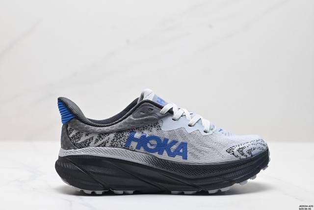 公司级小红书推荐hoka M Challenger Atr 7全新配色 这个品牌来自于新西兰的毛利语，Hoka表示大地，One One表示飞越，连起来就是飞越地