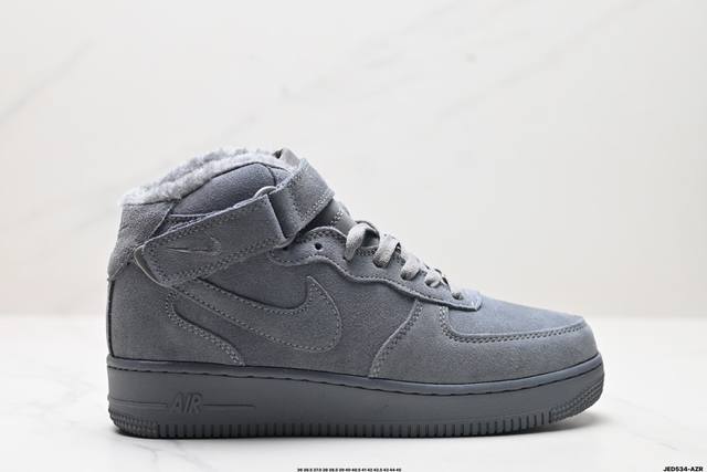 公司级耐克nike Air Force 1 Mid 07 空军一号中帮百搭休闲运动板鞋。柔软、弹性十足的缓震性能和出色的中底设计，横跨复古与现代的外型结合，造就