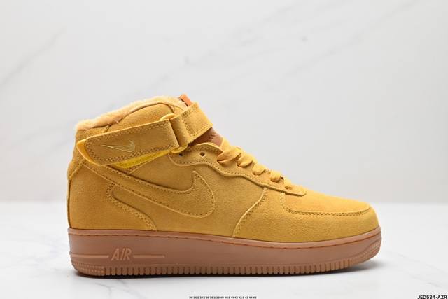 公司级耐克nike Air Force 1 Mid 07 空军一号中帮百搭休闲运动板鞋。柔软、弹性十足的缓震性能和出色的中底设计，横跨复古与现代的外型结合，造就