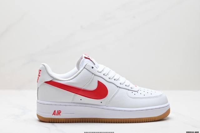 真标耐克nike Air Force 1‘07空军一号低帮百搭休闲运动板鞋。柔软、弹性十足的缓震性能和出色的中底设计，横跨复古与现代的外型结合，造就出风靡全球三