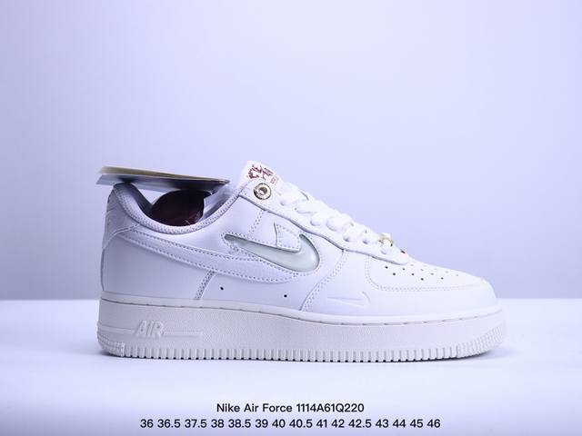 耐克 Nike Air Force 1 '07 Low 空军一号全黑低帮，柔软、弹性十足的缓震性能和出色的中底设计，横跨复古与现代的外型结合，造就出风靡全球三十