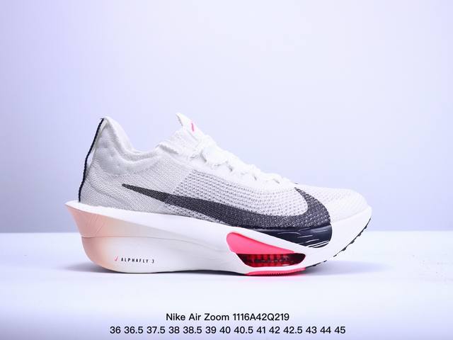 公司级真碳新品发布 Nike Air Zoom Alphafly Next%3 整体采用前作的设计语言，并且对后者的细节进行升级，马拉松和长距离路跑的性能极限设