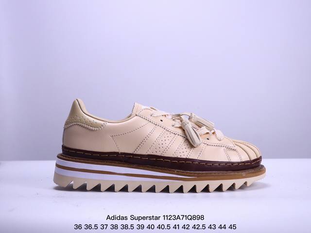 公司级clot X Adidas Superstar 陈冠希联名 锯齿休闲板鞋 鞋身整体以经典的superstar为蓝本设计将标志性的贝壳头重新演绎 鞋舌部分还