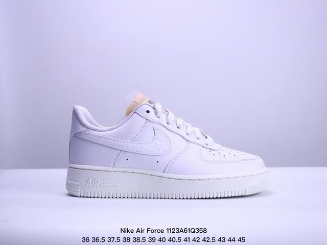 公司级耐克nike Air Force 1 Low 空军一号低帮百搭休闲运动板鞋。柔软、弹性十足的缓震性能和出色的中底设计，横跨复古与现代的外型结合，造就出风靡