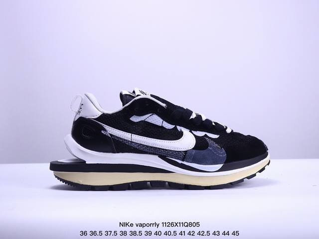 耐克sacai X Nike Regasus Vaporrly Sp 华夫双勾三代3.0走秀 鞋身材质由翻毛皮和透气网布共同打造。熟悉的解构手法、重叠swoos