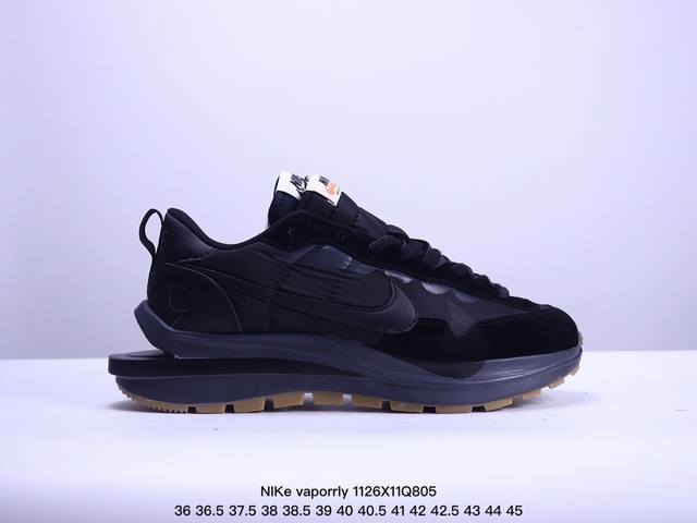 耐克sacai X Nike Regasus Vaporrly Sp 华夫双勾三代3.0走秀 鞋身材质由翻毛皮和透气网布共同打造。熟悉的解构手法、重叠swoos