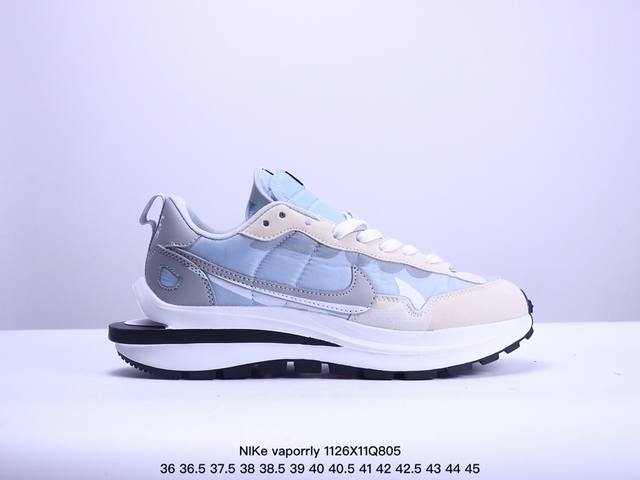 耐克sacai X Nike Regasus Vaporrly Sp 华夫双勾三代3.0走秀 鞋身材质由翻毛皮和透气网布共同打造。熟悉的解构手法、重叠swoos