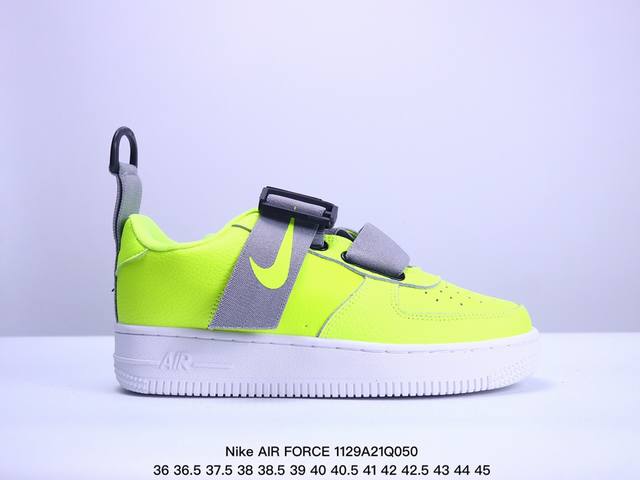 公司级带半码耐克nike Air Force 7 空军一号低帮百搭休闲运动板鞋。柔软、弹性十足的缓震性能和出色的中底设计，横跨复古与现代的外型结合，造就出风靡全