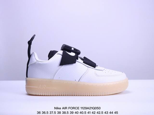 公司级带半码耐克nike Air Force 7 空军一号低帮百搭休闲运动板鞋。柔软、弹性十足的缓震性能和出色的中底设计，横跨复古与现代的外型结合，造就出风靡全