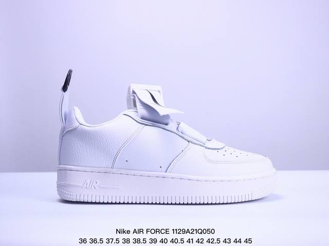 公司级带半码耐克nike Air Force 7 空军一号低帮百搭休闲运动板鞋。柔软、弹性十足的缓震性能和出色的中底设计，横跨复古与现代的外型结合，造就出风靡全