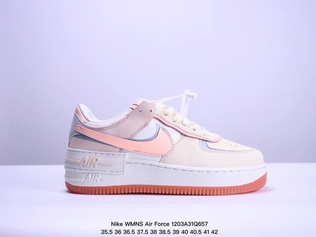 耐克nike Wmns Air Force 1 Shadow 马卡龙空军一号轻量增高低帮百搭板鞋。为经典设计注入玩味元素。 分层结构、加大中底及双重品牌标志，充