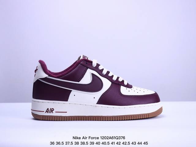 耐克 Nike Air Force 1 '07 Low 空军一号含气垫 低帮百搭厚底增高休闲运动板鞋。柔软、弹性十足的缓震性能和出色的中底设计，横跨复古与现代的