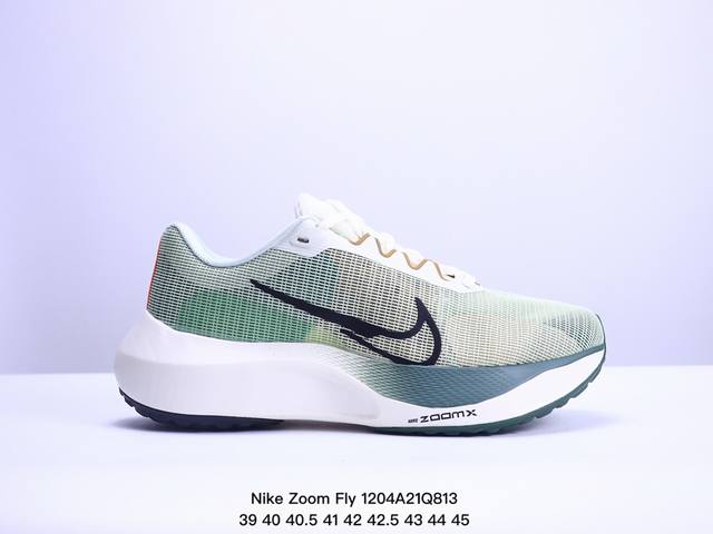 公司级nike Zoom Fly 5不可战胜系列轻量飞织低帮休闲运动慢跑鞋 此鞋专为短跑运动员而生 是为5至10公里距离的赛事和训练打造 整体设计采用流线型的轻