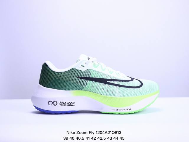 公司级nike Zoom Fly 5不可战胜系列轻量飞织低帮休闲运动慢跑鞋 此鞋专为短跑运动员而生 是为5至10公里距离的赛事和训练打造 整体设计采用流线型的轻