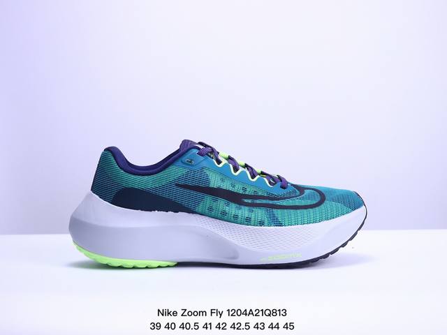 公司级nike Zoom Fly 5不可战胜系列轻量飞织低帮休闲运动慢跑鞋 此鞋专为短跑运动员而生 是为5至10公里距离的赛事和训练打造 整体设计采用流线型的轻