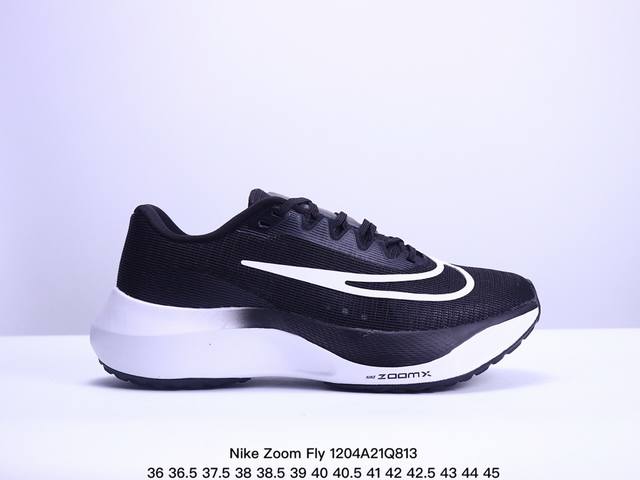 公司级nike Zoom Fly 5不可战胜系列轻量飞织低帮休闲运动慢跑鞋 此鞋专为短跑运动员而生 是为5至10公里距离的赛事和训练打造 整体设计采用流线型的轻