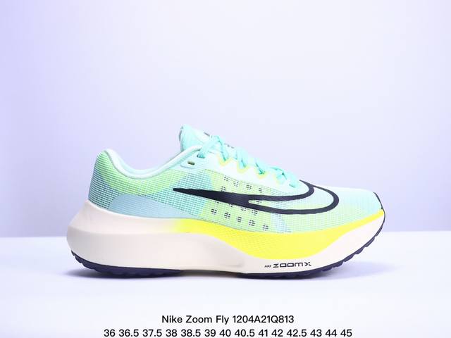 公司级nike Zoom Fly 5不可战胜系列轻量飞织低帮休闲运动慢跑鞋 此鞋专为短跑运动员而生 是为5至10公里距离的赛事和训练打造 整体设计采用流线型的轻