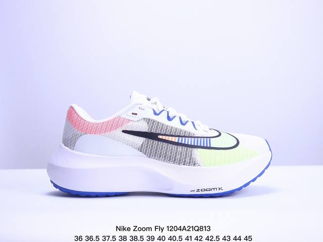 公司级nike Zoom Fly 5不可战胜系列轻量飞织低帮休闲运动慢跑鞋 此鞋专为短跑运动员而生 是为5至10公里距离的赛事和训练打造 整体设计采用流线型的轻