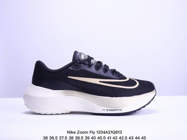 公司级nike Zoom Fly 5不可战胜系列轻量飞织低帮休闲运动慢跑鞋 此鞋专为短跑运动员而生 是为5至10公里距离的赛事和训练打造 整体设计采用流线型的轻