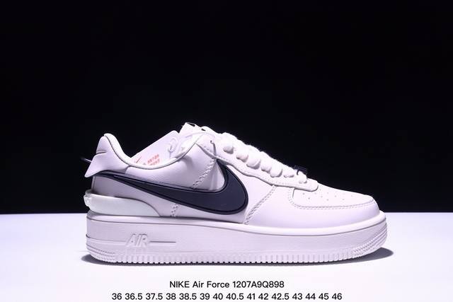 真标ambush X Nk Air Force 1‘07 Low Sp 空军一号联名标志性的swoosh延伸至鞋跟之外 鞋舌和鞋垫上印有ambush品牌标志 整