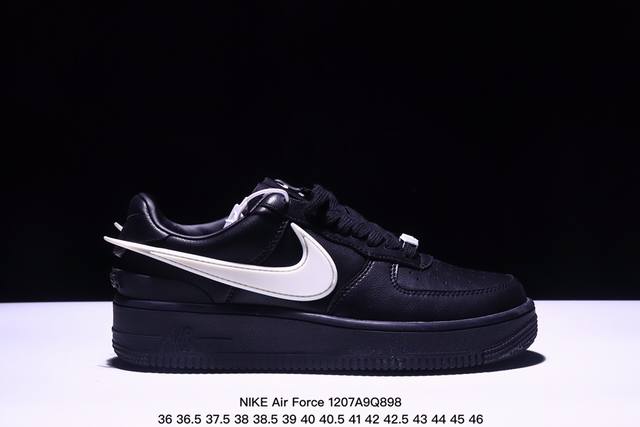 真标ambush X Nk Air Force 1‘07 Low Sp 空军一号联名标志性的swoosh延伸至鞋跟之外 鞋舌和鞋垫上印有ambush品牌标志 整