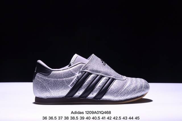 Adidas 阿迪达斯 男女鞋半码制，原楦原纸版开发，采用软质环保纤维革鞋面材质，中底嵌入eva切片缓震，外置耐磨橡胶鞋底片 底越薄，越时髦！Jennie穿搭代