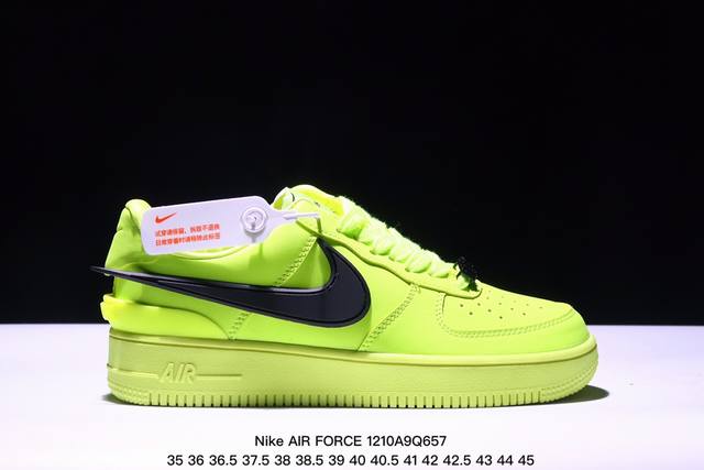 福利特价带半码耐克nike Air Force 1‘07 空军一号低帮百搭休闲运动板鞋。柔软、弹性十足的缓震性能和出色的中底设计，横跨复古与现代的外型结合，造就