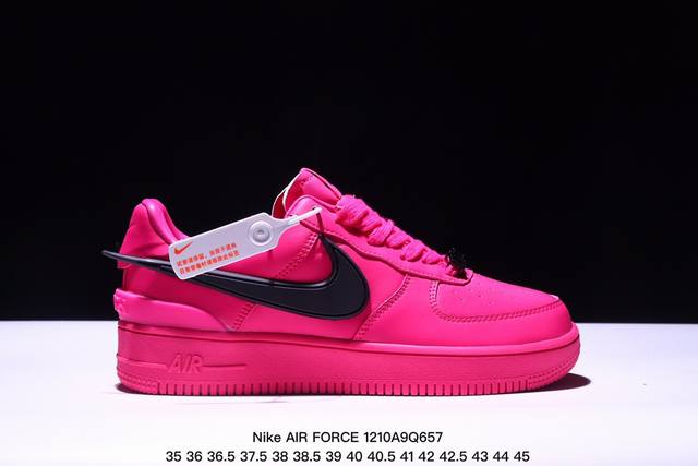 福利特价带半码耐克nike Air Force 1‘07 空军一号低帮百搭休闲运动板鞋。柔软、弹性十足的缓震性能和出色的中底设计，横跨复古与现代的外型结合，造就